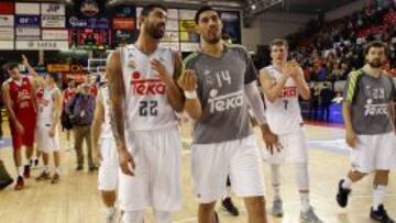 Augusto Lima charla con Gustavo Ayón.