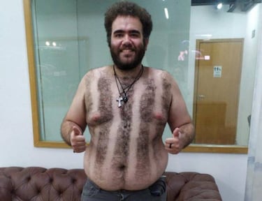 Un hincha de Atlético Mineiro se hizo la camiseta del Galo ¡con los pelos de su cuerpo!