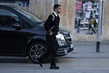 Los jugadores de las distintas secciones del Barcelona y representantes del mundo del fútbol le dan el último adiós al doctor Carles Miñarro García.