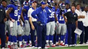 Coughlin, entrenador de los Giants, contempla impasible como su quarterback tira el partido jugando a ser entrenador.
