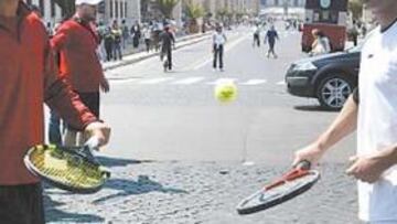 <b>EL FUTURO. </b>Rafa Nadal promocionó ayer el Torneo de Roma junto a Agassi, pasado y presente de la ATP.