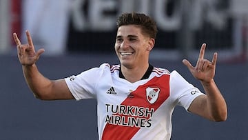 River Plate&#039;s forward Julian Alvarez celebrates after scoring the second goal against Boca Juniors during their Argentine Professional Football League match at the Monumental stadium in Buenos Aires, on October 3, 2021. (Photo by Juan MABROMATA / AFP)