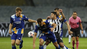 Soccer Football - Copa Libertadores - Round of 16 - Second leg - Atletico Mineiro v Boca Juniors - Estadio Mineirao, Belo Horizonte, Brazil - July 20, 2021 Atletico Mineiro's Hulk in action with Boca Juniors' Carlos Izquierdoz Pool via REUTERS/B