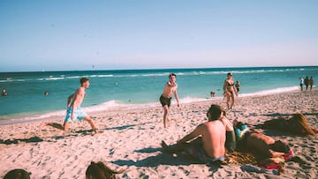 Ni tenis ni pádel: furor con las palas del nuevo deporte que arrasa en las playas y que puedes encontrar en Amazon.