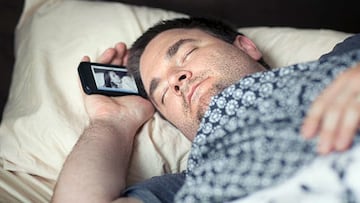 Las 5 cosas que debes hacer con tu móvil para dormir mejor