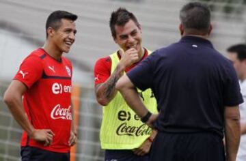 Eduardo Vargas y Alexis Sánchez comparten en la selección junto al DT Claudio Borghi.