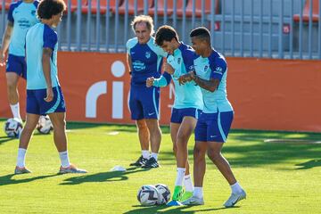 Reinildo Mandava y João Felix bromean durante el entrenamiento del Atlético celebrado en la ciudad deportiva del club este sábado.
