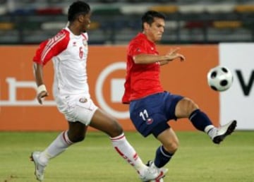 Emiratos Árabes, 2010: Tras el Mundial de Sudáfrica Chile debía preparar la Copa América de 2011 y ahí enfrentó a los asiáticos. La Roja venció por 2-0. 