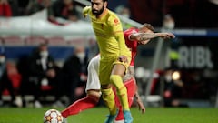 PORTO, PORTUGAL - APRIL 5: (L-R) Mohamed Salah of Liverpool, Everton of Benfica  during the UEFA Champions League  match between Benfica v Liverpool at the Estadio Da Luz on April 5, 2022 in Porto Portugal (Photo by Eric Verhoeven/Soccrates/Getty Images)