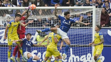 OVIEDO, 01/06/2025.- El guardameta del Cádiz, Victor Aznar (2i), intenta despejar el balón durante el encuentro correspondiente a la última jornada de la Liga Hypermotion que disputan hoy domingo Real Oviedo y Cádiz en el estadio Carlos Tartiere de la capital asturiana. EFE/Paco Paredes.