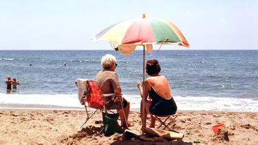 Vista de la playa de Mijas, 1975, Málaga, España.