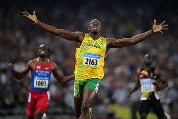 Durante los Juegos Olímpicos de Beijing en 2008 el velocista jamaicano Usain Bolt celebra su récord mundial en la final masculina de 200 metros con un tiempo de 19.30 segundos. De esta forma igualaba a Carl Lewis con el doble triunfo (100 y 200m) de Los Ángeles de 1984.