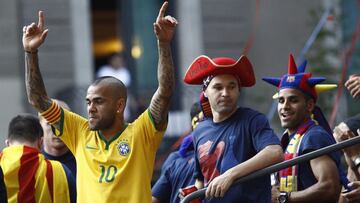 Alves luce la camiseta de Brasil durante la r&uacute;a del Barcelona