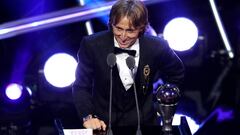 LONDON, ENGLAND - SEPTEMBER 24: Luka Modric of Real Madrid receives the trophy for The Best FIFA Men's Player 2018 during the The Best FIFA Football Awards Show at Royal Festival Hall on September 24, 2018 in London, England. (Photo by Dan Istitene/Getty Images)