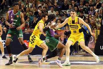 Kameron Taylor ante Kyle Guy, una de las pesadillas del Unicaja.