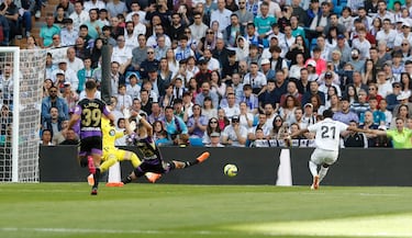 El futbolista brasileño, Rodrygo, marca el 1-0 al Real Valladolid. Recuperación de Camavinga, y tras pasar por Tchouameni, Asensio lanza el contragolpe por el carril central y en la frontal abre a la derecha para el brasileño, que llega solo y define con un disparo cruzado dentro del área.