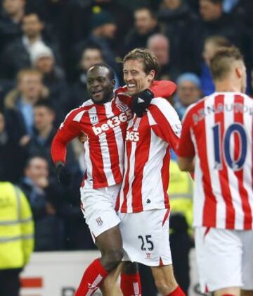 0-1. Stoke City-Manchester City. Crouch celebró el gol del empate.