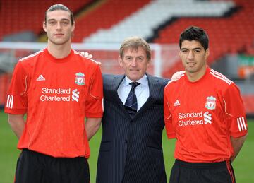 Andy Carroll (40 millones al Newcastle) y a Suárez (25 millones al Ajax) junto a Roy Hogdson