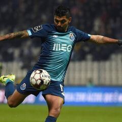 'Tecatito' Corona se despacha golazo de volea con Porto