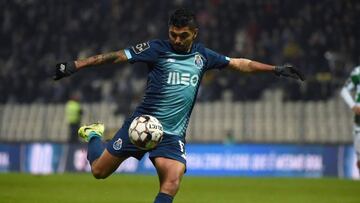 El atacante mexicano selló una vistosa anotación, en la victoria de Los Dragones ante Moreirense por 4-2 en la Primeira Liga de Portugal. El balón entró al ángulo.