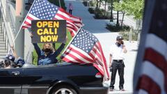 Mujer protestando por la reapertura de California v&iacute;a Getty Images, 2020.