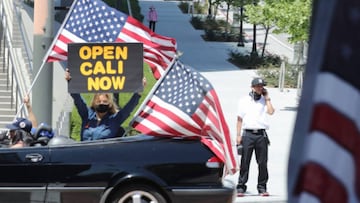 Mujer protestando por la reapertura de California vía Getty Images, 2020.