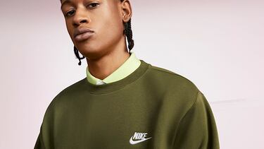 Esta sudadera Nike de hombre con tejido suave es la prenda perfecta para el entretiempo