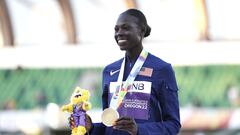 EUGENE, OREGON - JULY 24: Gold medalist Athing Mu of Team United States poses during the medal ceremony for the Women's 800m on day ten of the World Athletics Championships Oregon22 at Hayward Field on July 24, 2022 in Eugene, Oregon.   Steph Chambers/Getty Images/AFP
== FOR NEWSPAPERS, INTERNET, TELCOS & TELEVISION USE ONLY ==