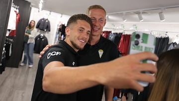 Isma Ruiz se fotografía con Obolskii