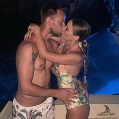 Las difíciles posturas de Ivan Rakitic entrenando con su mujer en la playa
