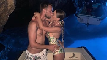 Las difíciles posturas de Ivan Rakitic entrenando con su mujer en la playa