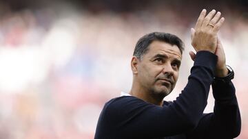 Girona's Spanish coach Michel greets supporters prior the Spanish league football match between Rayo Vallecano de Madrid and Girona FC at the Vallecas stadium in Madrid on November 11, 2023. (Photo by OSCAR DEL POZO / AFP)