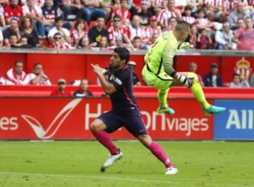 Luis Suárez marca el primer gol del Barcelona.