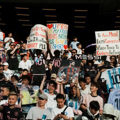 Lionel Messi packs Hong Kong stadium for training session