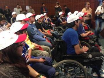 Los niños que llegaron hasta el CDA escucharon con atención la conferencia de prensa que dio Martín Lasarte en la previa del clásico universitario.