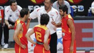 DIRECCIÓN. Orenga da instrucciones a Calderón, Llull y Ricky.