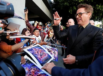Robert Downey Jr. (Iron Man) firmando autógrafos y tomándose fotos con los fans, en la premiere mundial Avengers: Endgame en Los Ángeles, California.