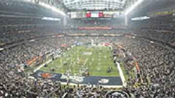 <b>TODOS PENDIENTES.</b> 72.000 personas abarrotaron el Reliant Stadium. 140 millones más lo vieron en casa.