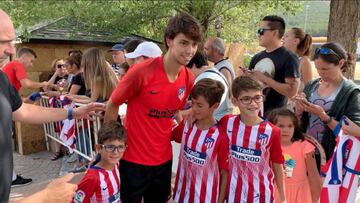 Sabe como ganarse la afición: gran detalle de Joao Félix