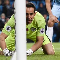 Claudio Bravo sufre en la Premier League con el Manchester City