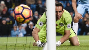 Bravo recibiendo un gol. 