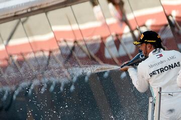 Lewis Hamilton celebrando su victoria en el GP de España