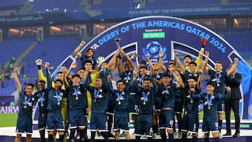 Soccer Football - Intercontinental Cup - Derby of the Americas - Botafogo v Pachuca - Stadium 974, Doha, Qatar - December 11, 2024 Pachuca's Salomon Rondon celebrates with the trophy and teammates after winning the Derby of the Americas REUTERS/Ibraheem Al Omari TPX IMAGES OF THE DAY
