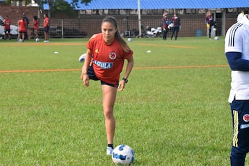 Colombia entrenó en la capital del Valle del Cauca antes de viajar a Armenia para enfrentar a Chile por la fecha 5 del Grupo A. La Tricolor va por la clasificación a semifinales de la Copa América.