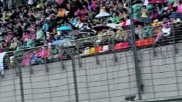 <b>NUBES Y CLAROS. </b>Lewis pasó a Kimi, pero éste se lo devolvió.