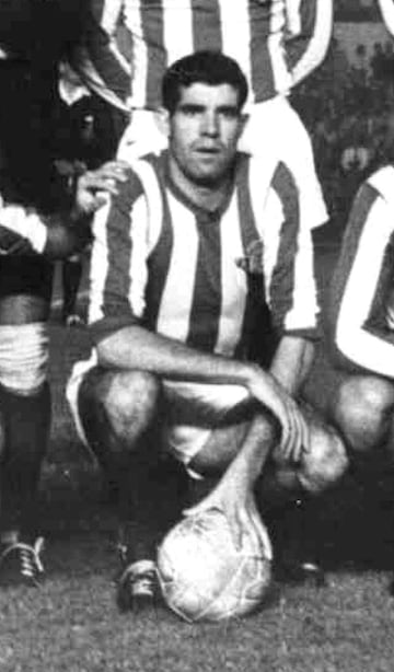 Ficha por el Betis, en 1961 donde milita tres temporadas, disputando 82 partidos y anotando 33 goles