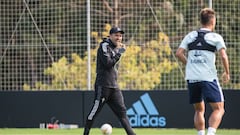 Eduardo Coudet se dirige a sus jugadores durante un entrenamiento del Celta. 