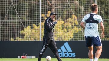 Eduardo Coudet se dirige a sus jugadores durante un entrenamiento del Celta. 