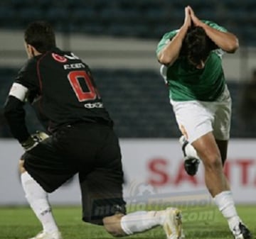 Rogério Ceni, histórico portero goleador, enfrentó a Audax en 2008 y a la U en 2005. En la foto, sufre un tanto en contra del "Tiburón" Ramos.