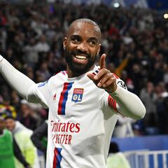 Lacazette acecha a Mbappé en otra exhibición de Cherki